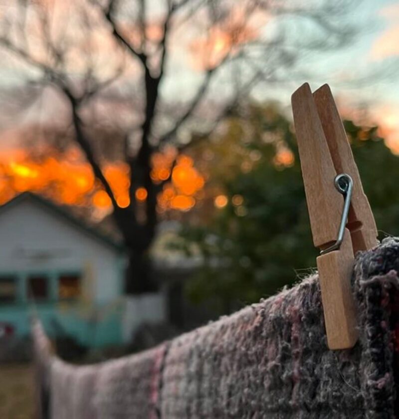 Linge suspendu sur une corde à linge au coucher du soleil